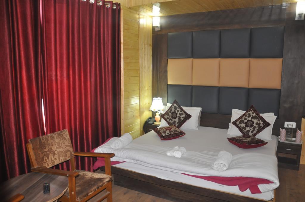 Hotel Azad Durgjan Bagian luar foto