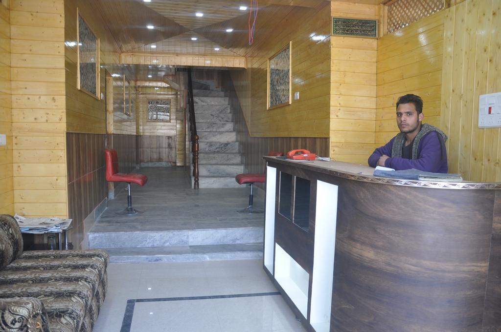 Hotel Azad Durgjan Bagian luar foto