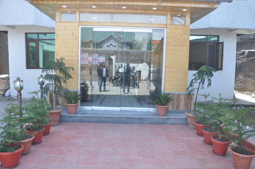 Hotel Azad Durgjan Bagian luar foto