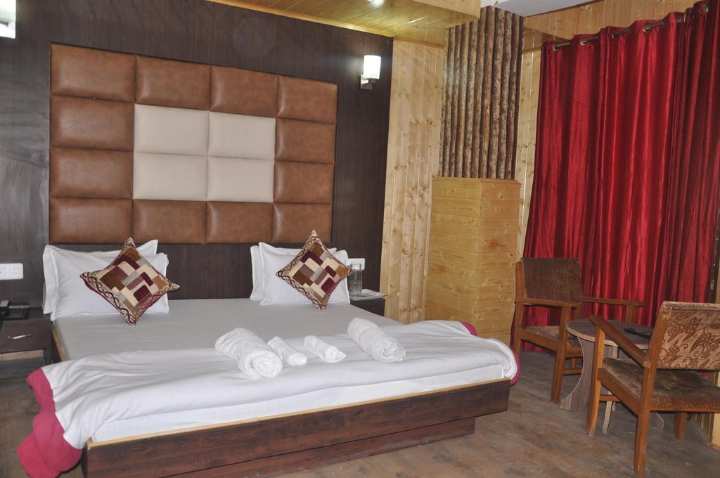 Hotel Azad Durgjan Ruang foto