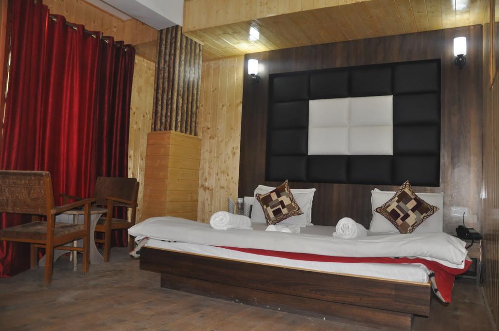 Hotel Azad Durgjan Ruang foto