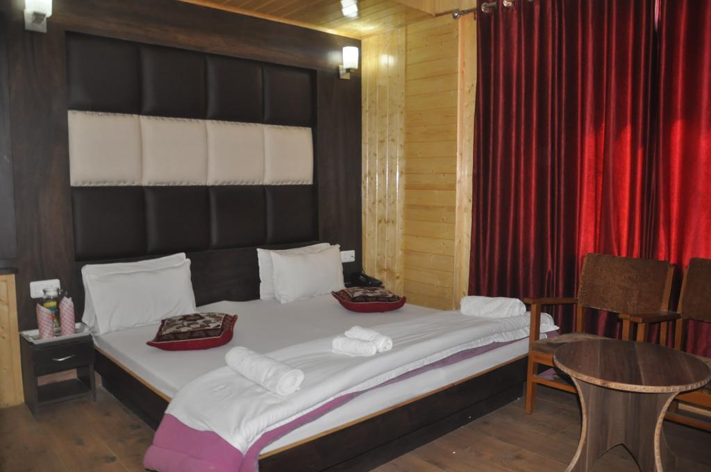 Hotel Azad Durgjan Ruang foto