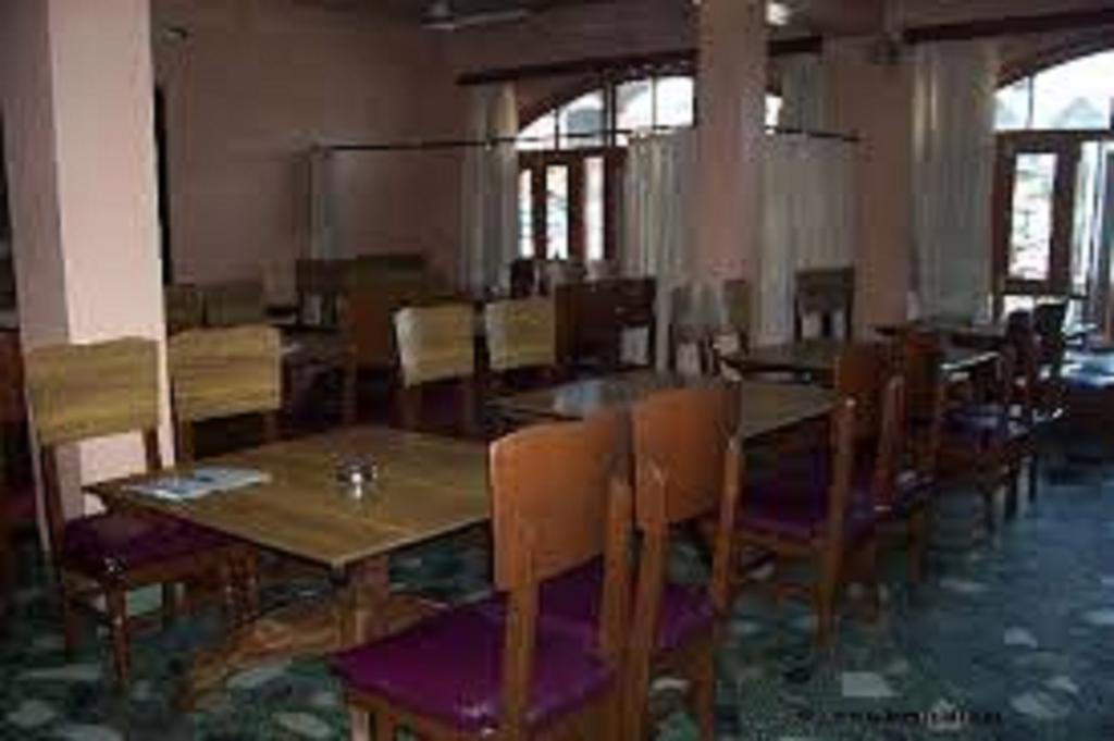 Hotel Azad Durgjan Bagian luar foto