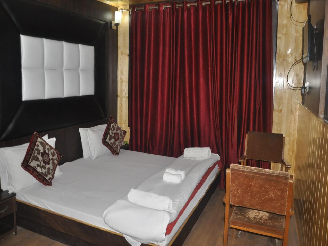 Hotel Azad Durgjan Bagian luar foto