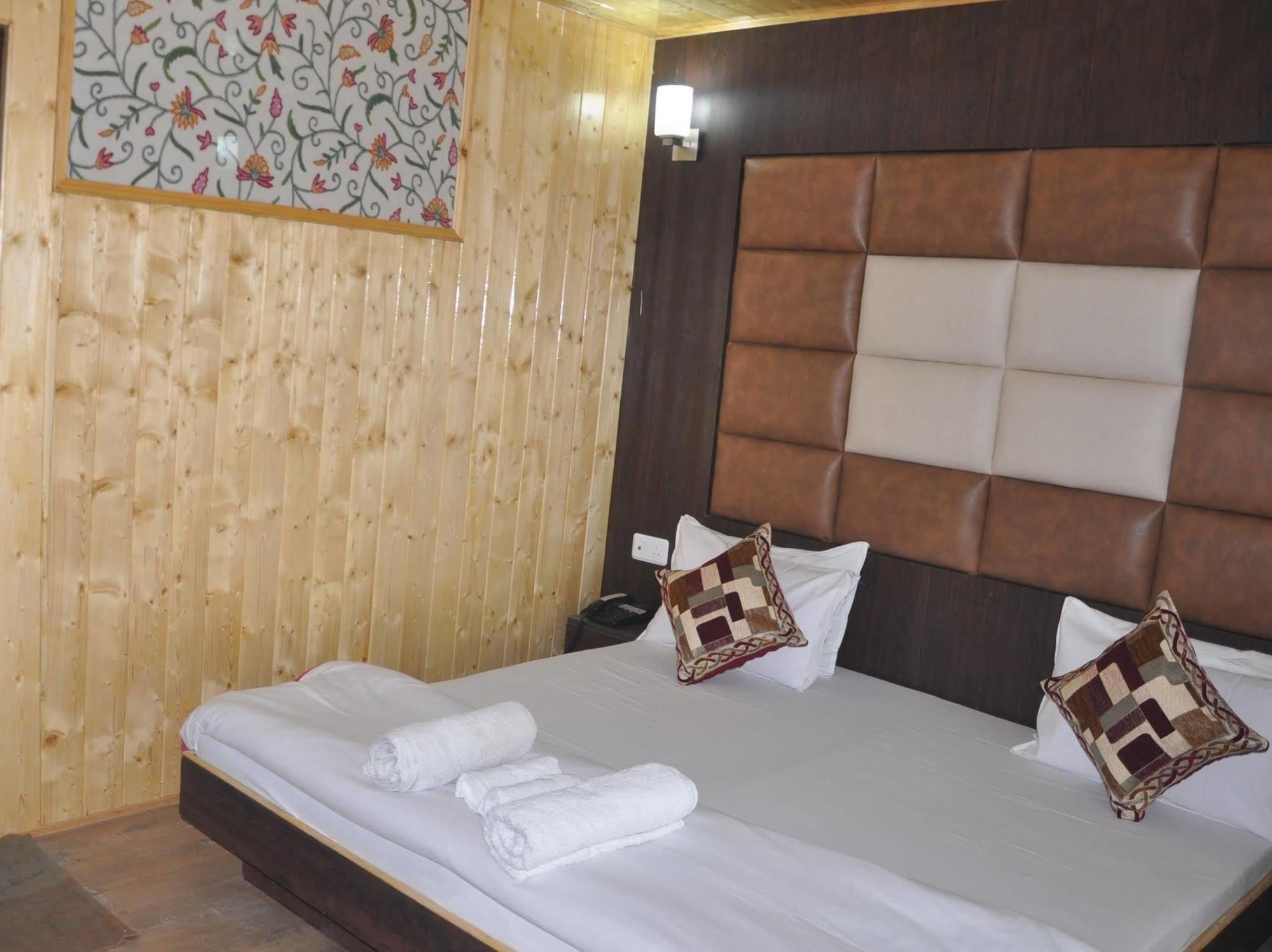 Hotel Azad Durgjan Bagian luar foto