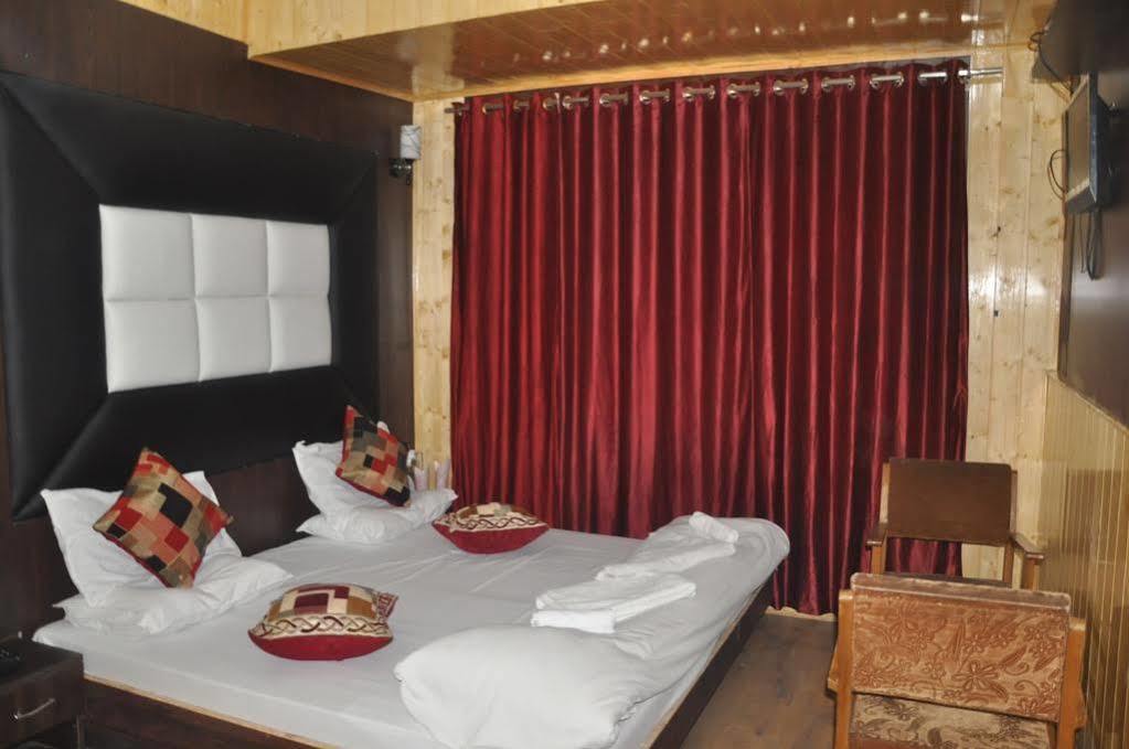 Hotel Azad Durgjan Bagian luar foto